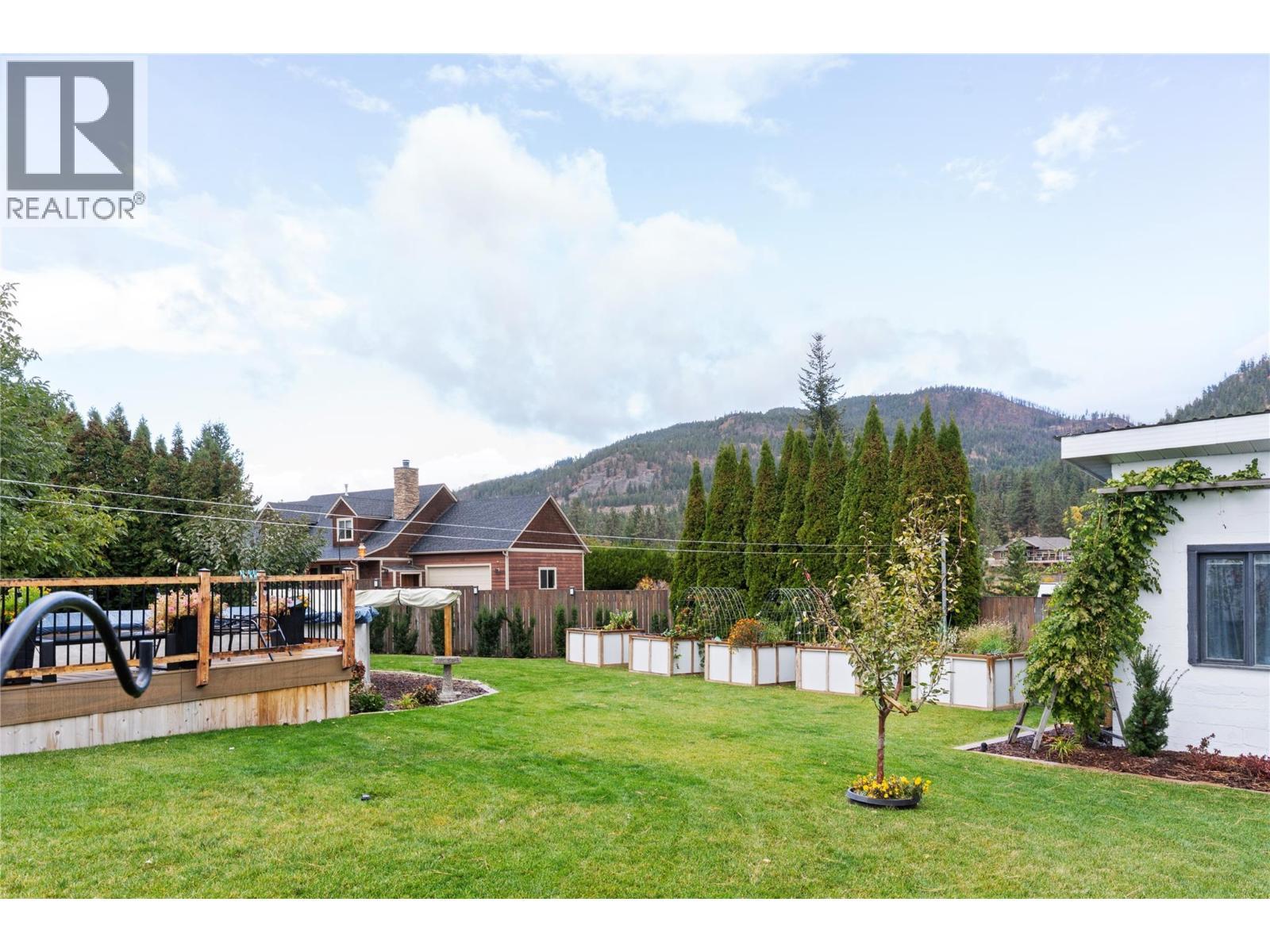 3930 Dryden Road, Peachland, BC - Outdoor