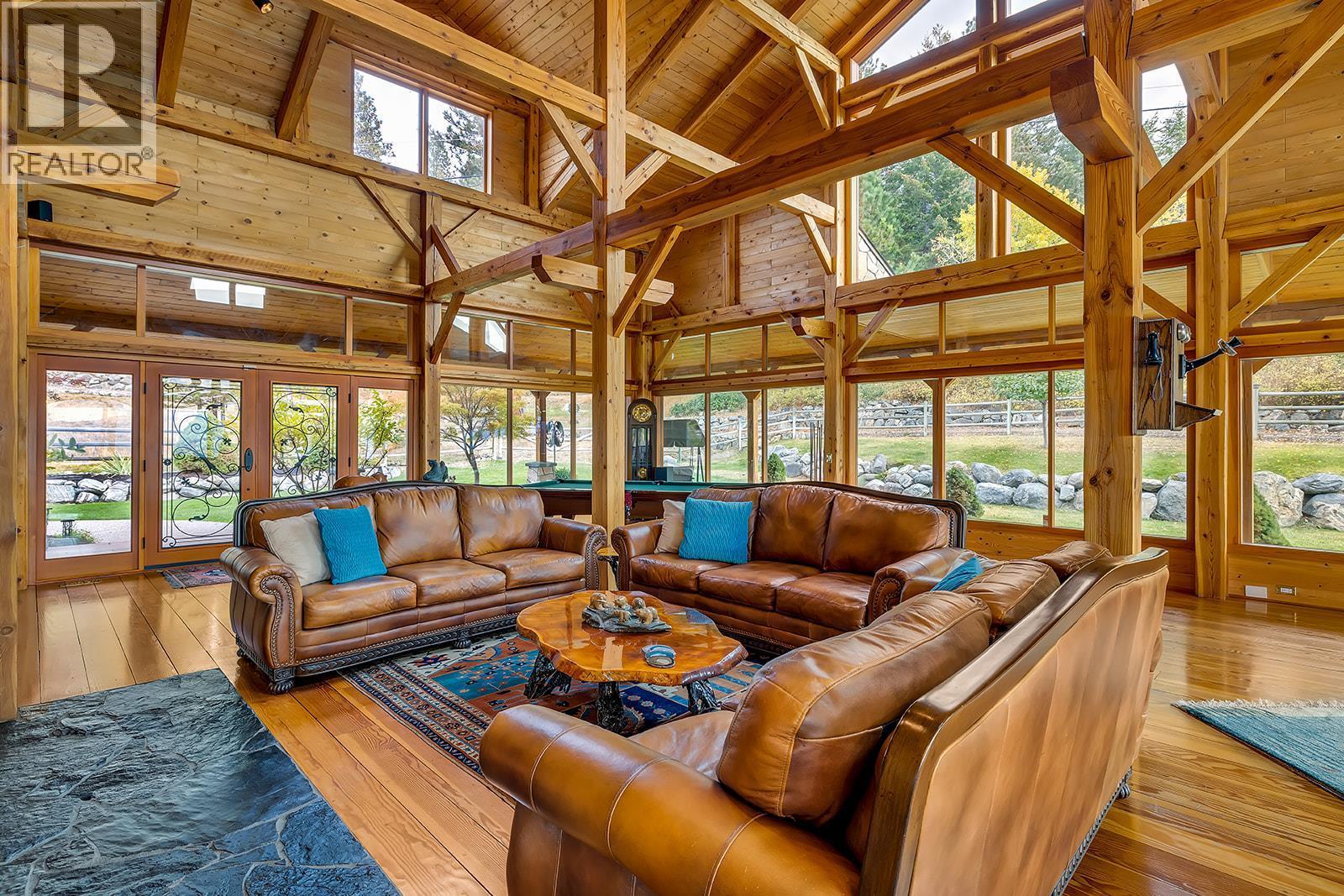 5705 Upper Booth N Road, Kelowna, BC - Indoor Photo Showing Living Room