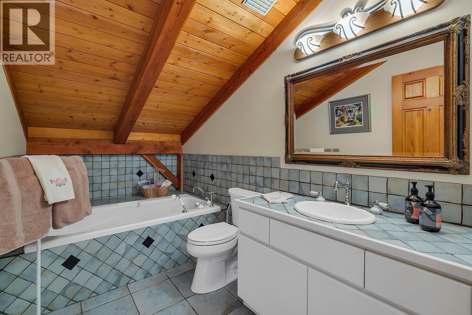 Upstairs Bathroom - 5705 Upper Booth N Road, Kelowna, BC - Indoor Photo Showing Bathroom