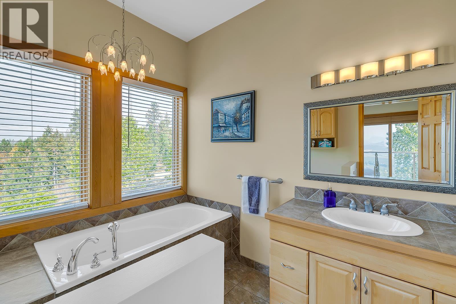 4 piece ensuite bathroom - 5705 Upper Booth N Road, Kelowna, BC - Indoor Photo Showing Bathroom