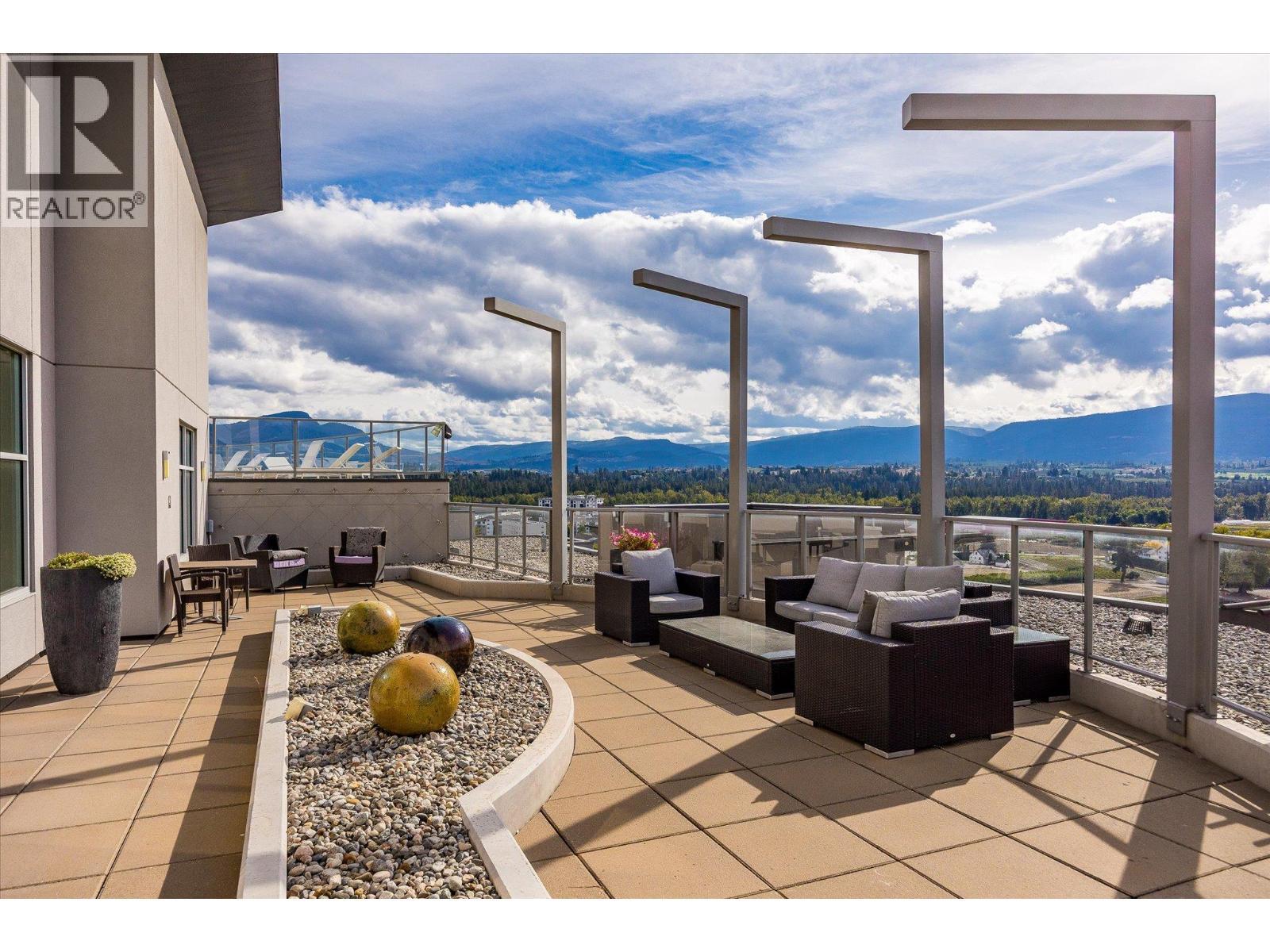 tons of seating in the sunshine! - 2040 Springfield Road Unit# 401, Kelowna, BC - With View