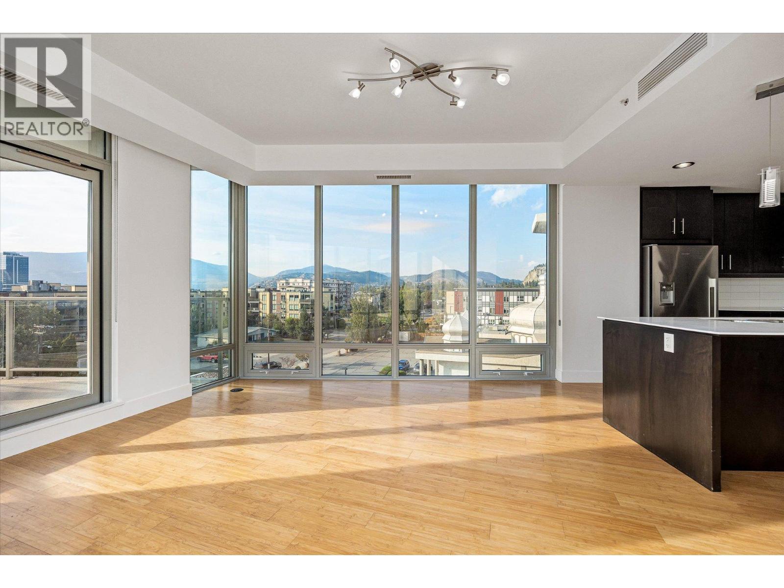 2040 Springfield Road Unit# 401, Kelowna, BC - Indoor Photo Showing Kitchen