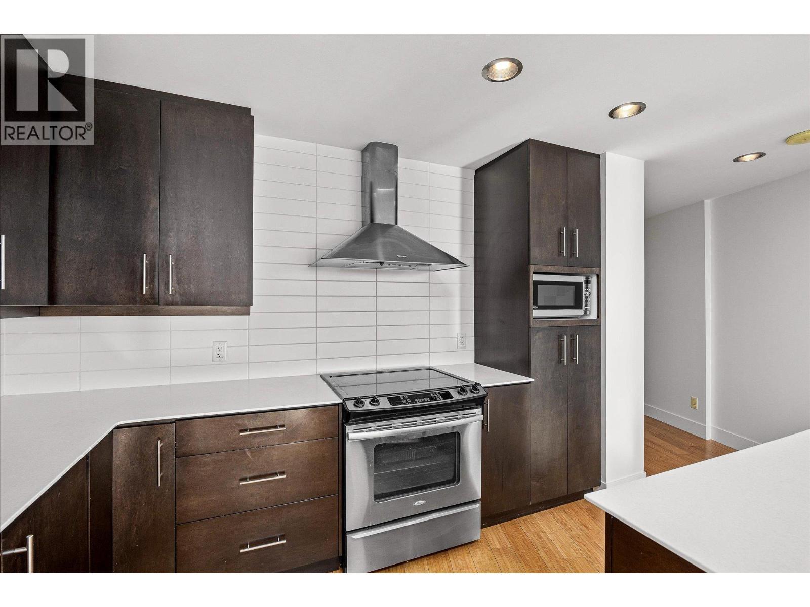 2040 Springfield Road Unit# 401, Kelowna, BC - Indoor Photo Showing Kitchen