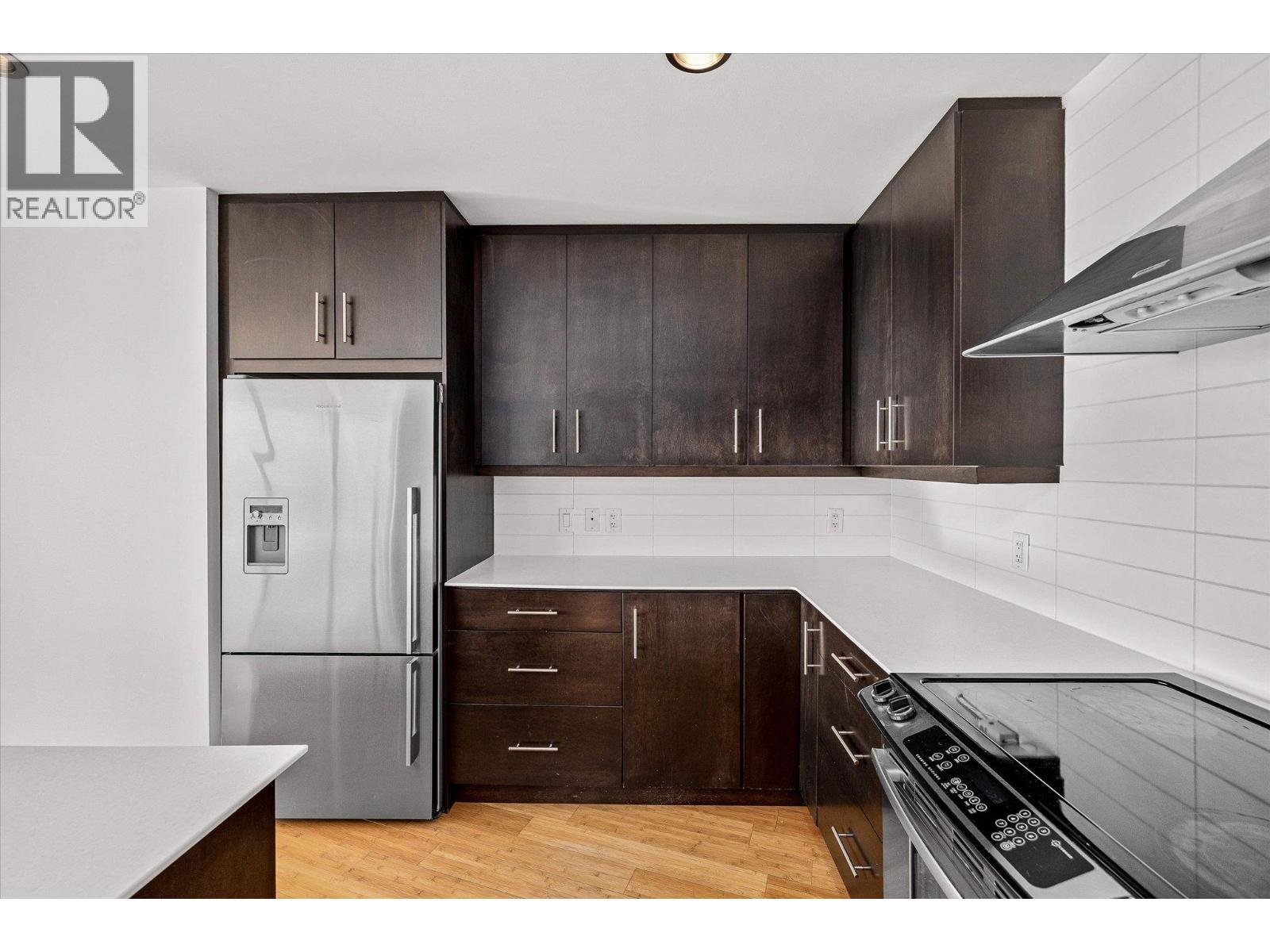 2040 Springfield Road Unit# 401, Kelowna, BC - Indoor Photo Showing Kitchen