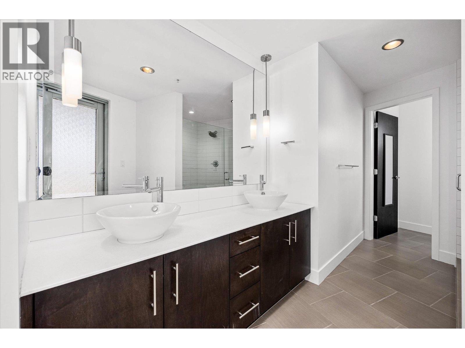 primary en-suite - 2040 Springfield Road Unit# 401, Kelowna, BC - Indoor Photo Showing Bathroom