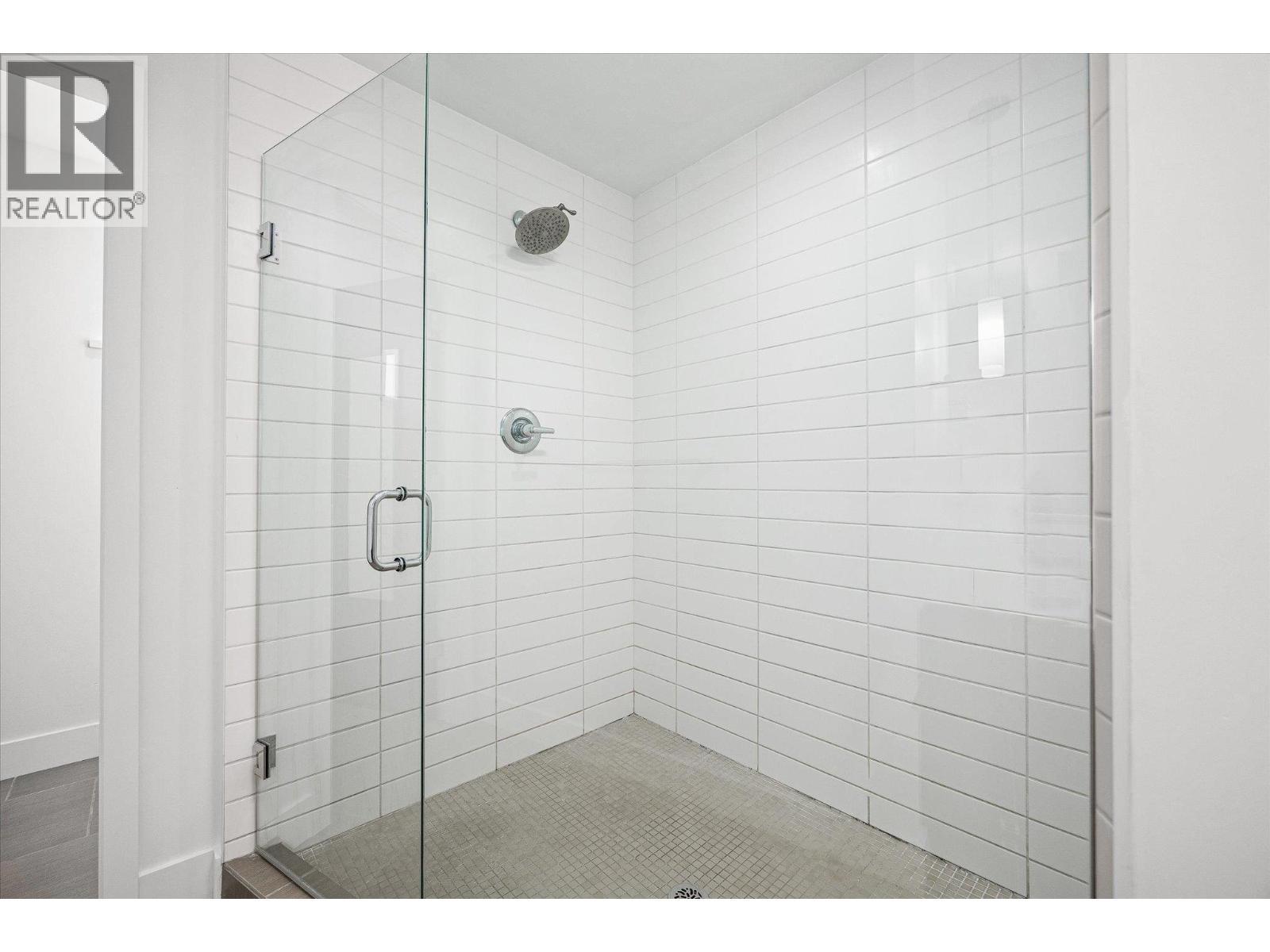 primary shower - 2040 Springfield Road Unit# 401, Kelowna, BC - Indoor Photo Showing Bathroom