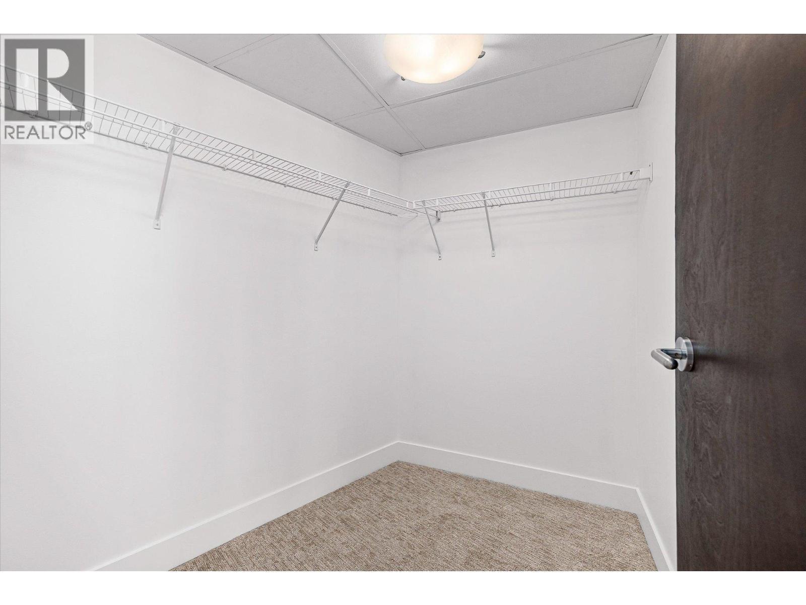 primary walk in closet - 2040 Springfield Road Unit# 401, Kelowna, BC - Indoor Photo Showing Other Room