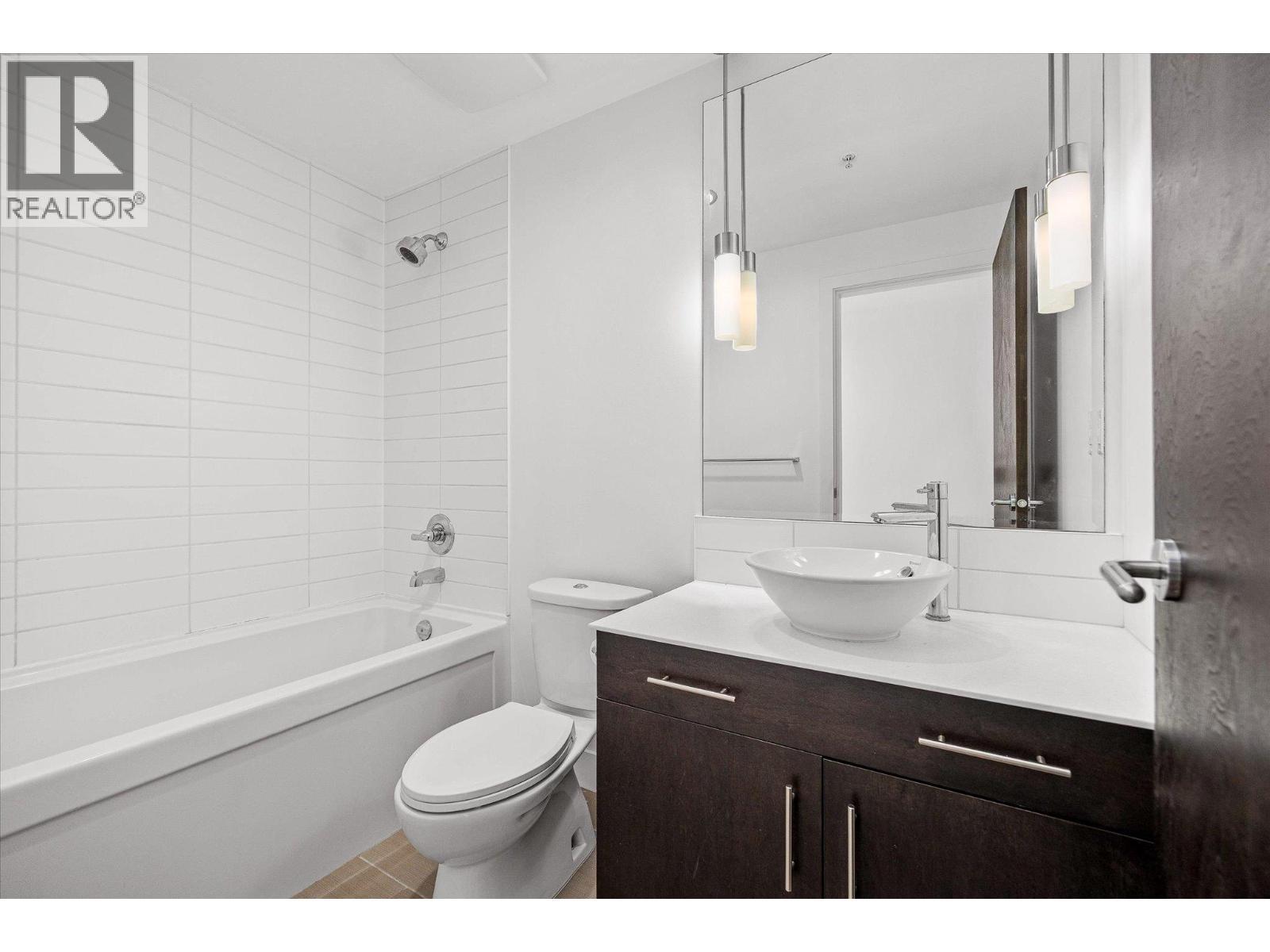 second bathroom - 2040 Springfield Road Unit# 401, Kelowna, BC - Indoor Photo Showing Bathroom