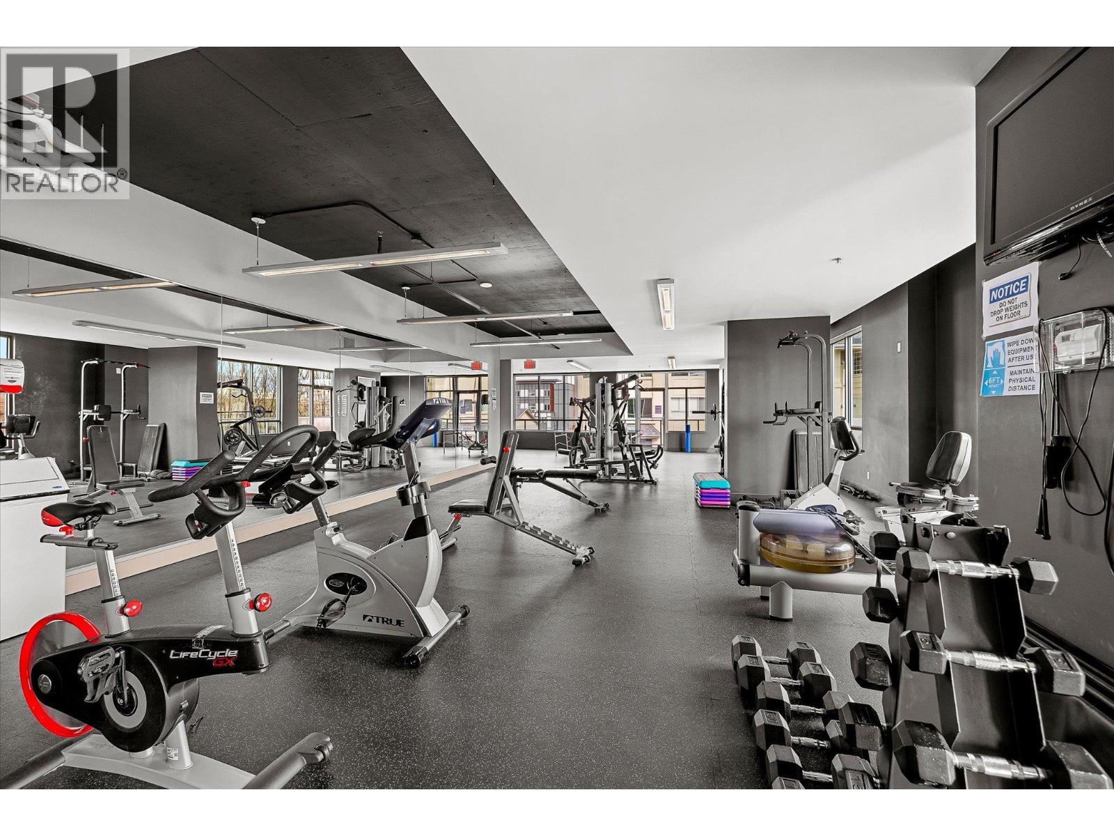 2040 Springfield Road Unit# 401, Kelowna, BC - Indoor Photo Showing Gym Room