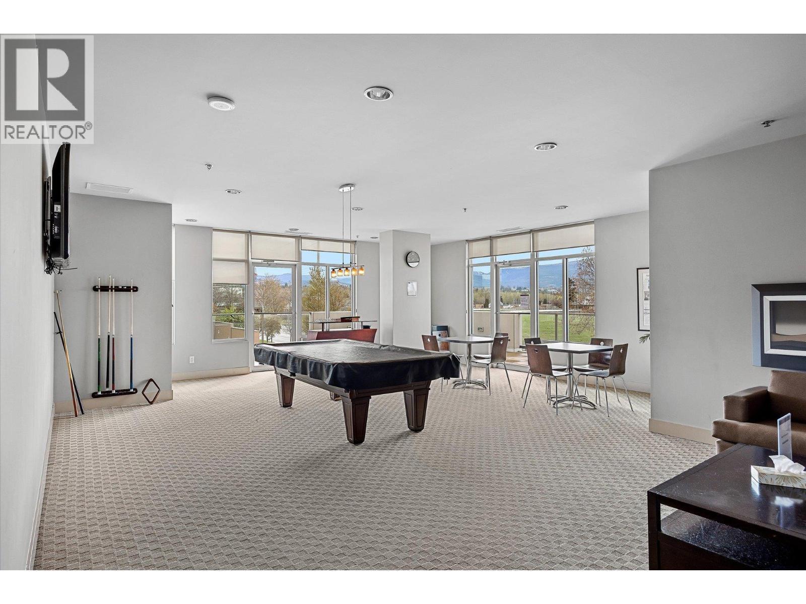 pool table - 2040 Springfield Road Unit# 401, Kelowna, BC - Indoor