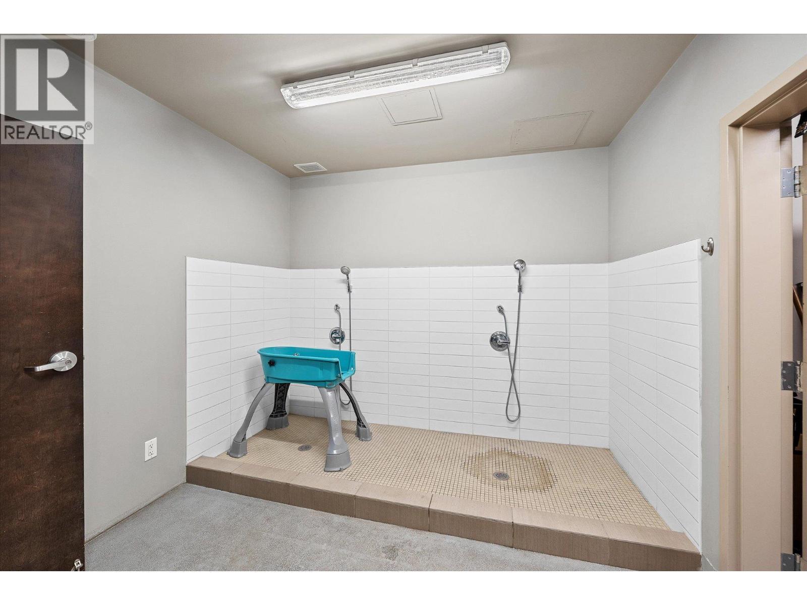 dog wash station! - 2040 Springfield Road Unit# 401, Kelowna, BC - Indoor