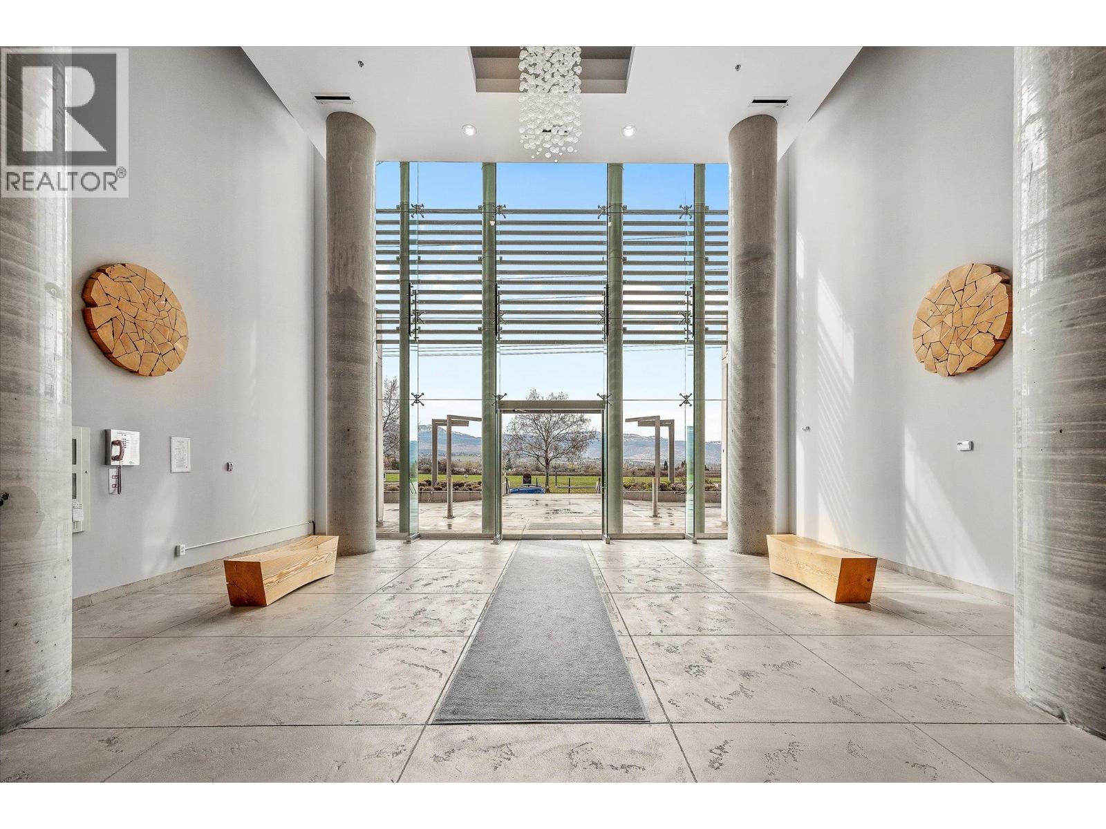 grand main entrance foyer - 2040 Springfield Road Unit# 401, Kelowna, BC - Indoor Photo Showing Other Room