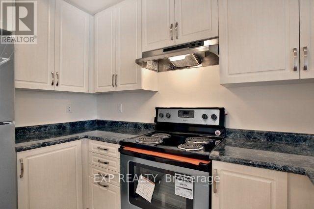 21-02 - 2420 Baronwood Drive, Oakville, ON - Indoor Photo Showing Kitchen