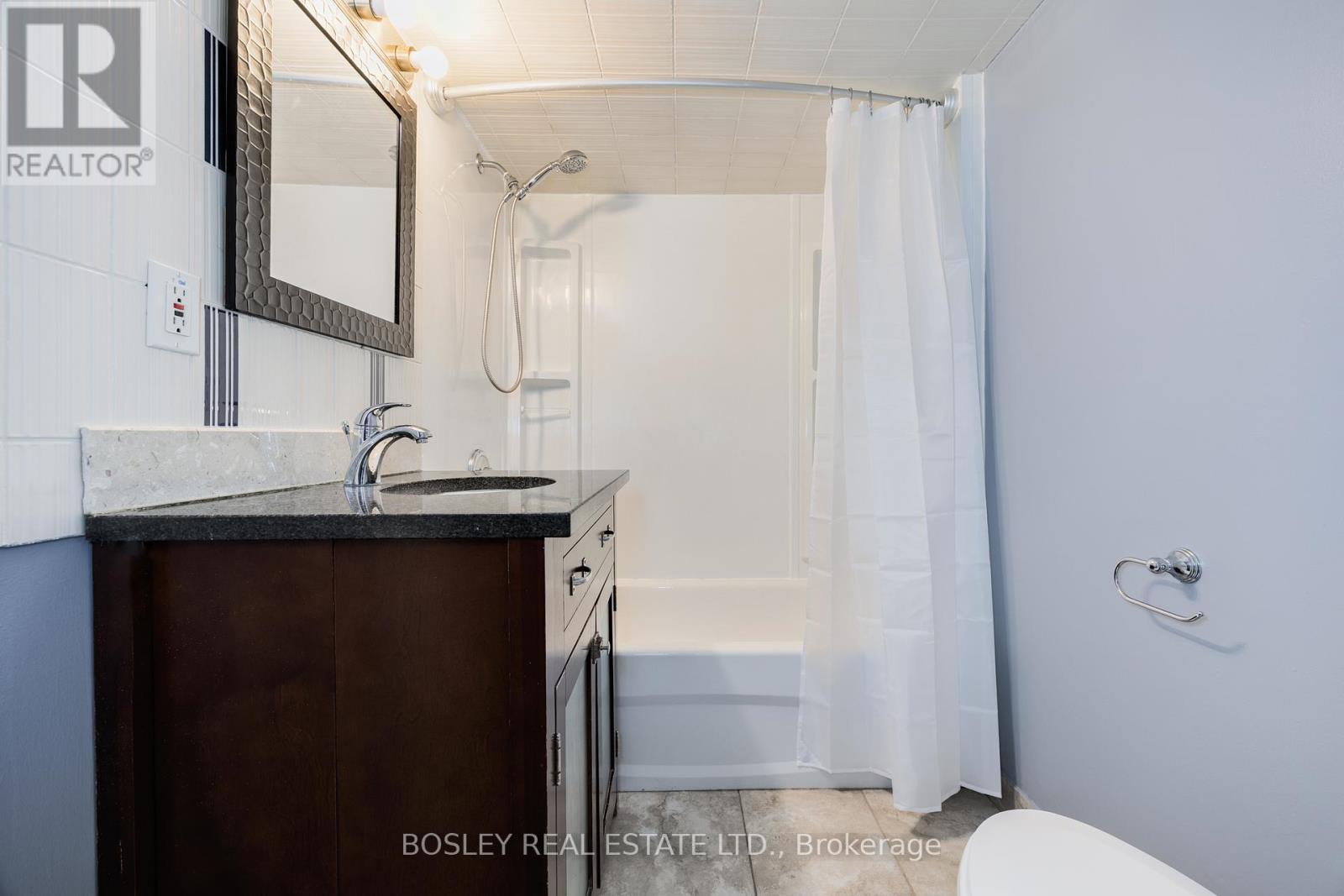 651 Cosburn Avenue, Toronto, ON - Indoor Photo Showing Bathroom