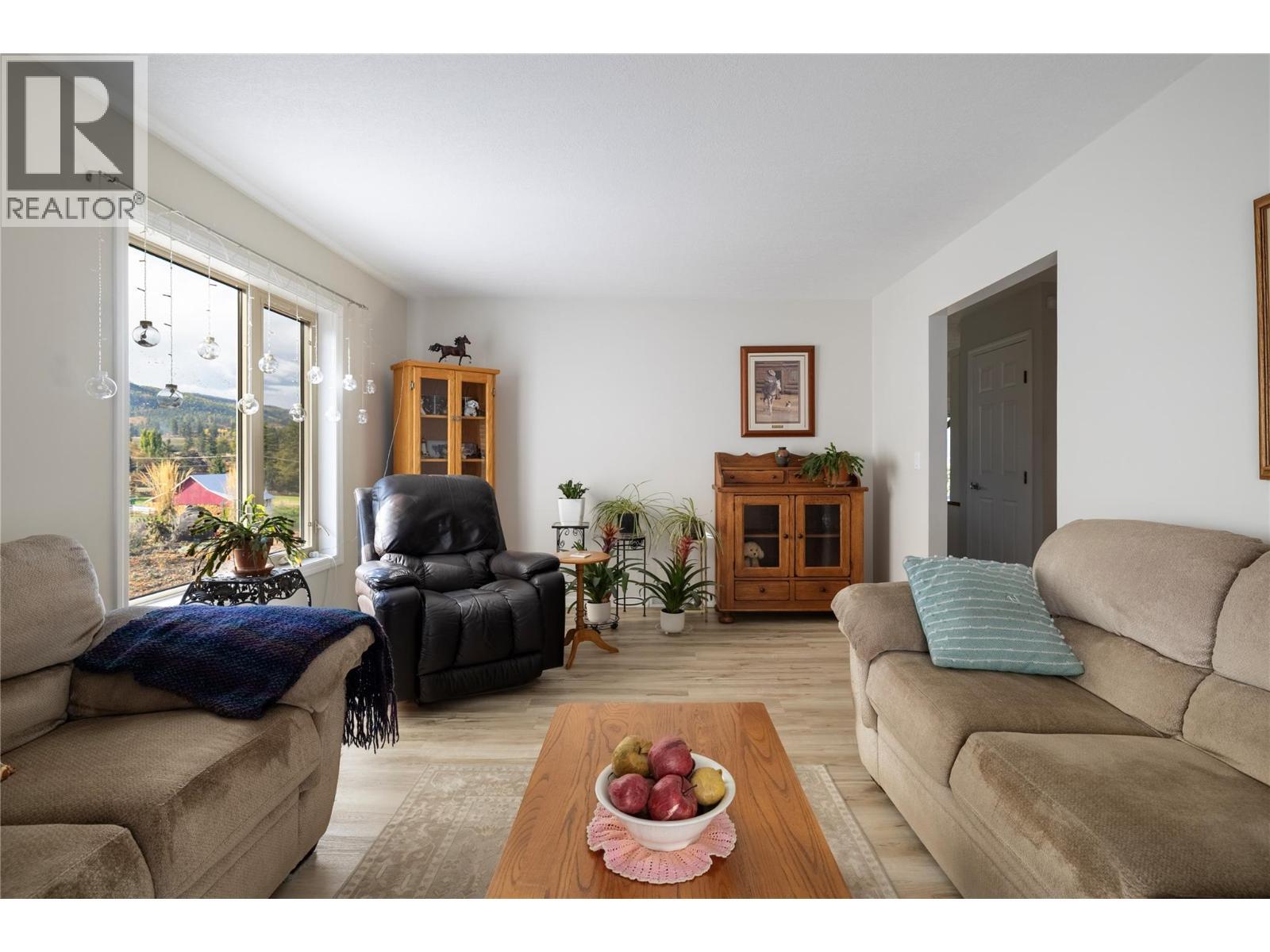 5432 Rochdell Road, Coldstream, BC - Indoor Photo Showing Living Room