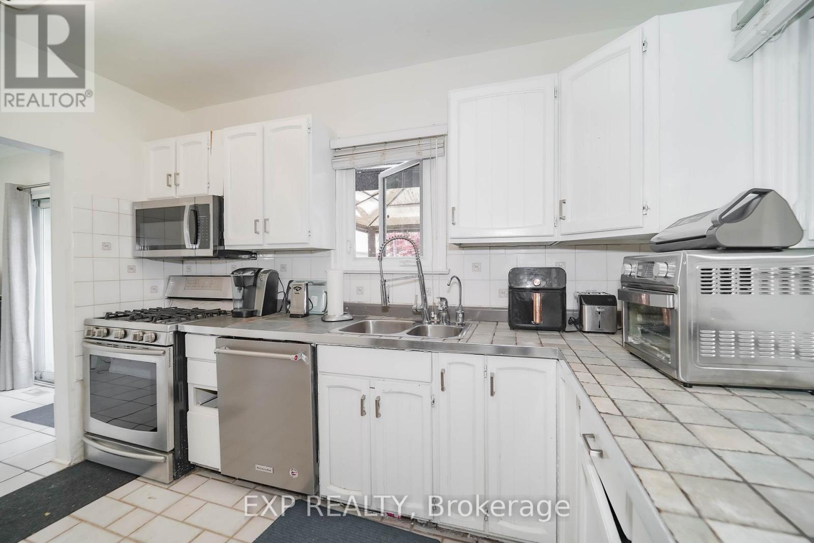 1331 St. James Avenue, Mississauga, ON - Indoor Photo Showing Kitchen With Double Sink