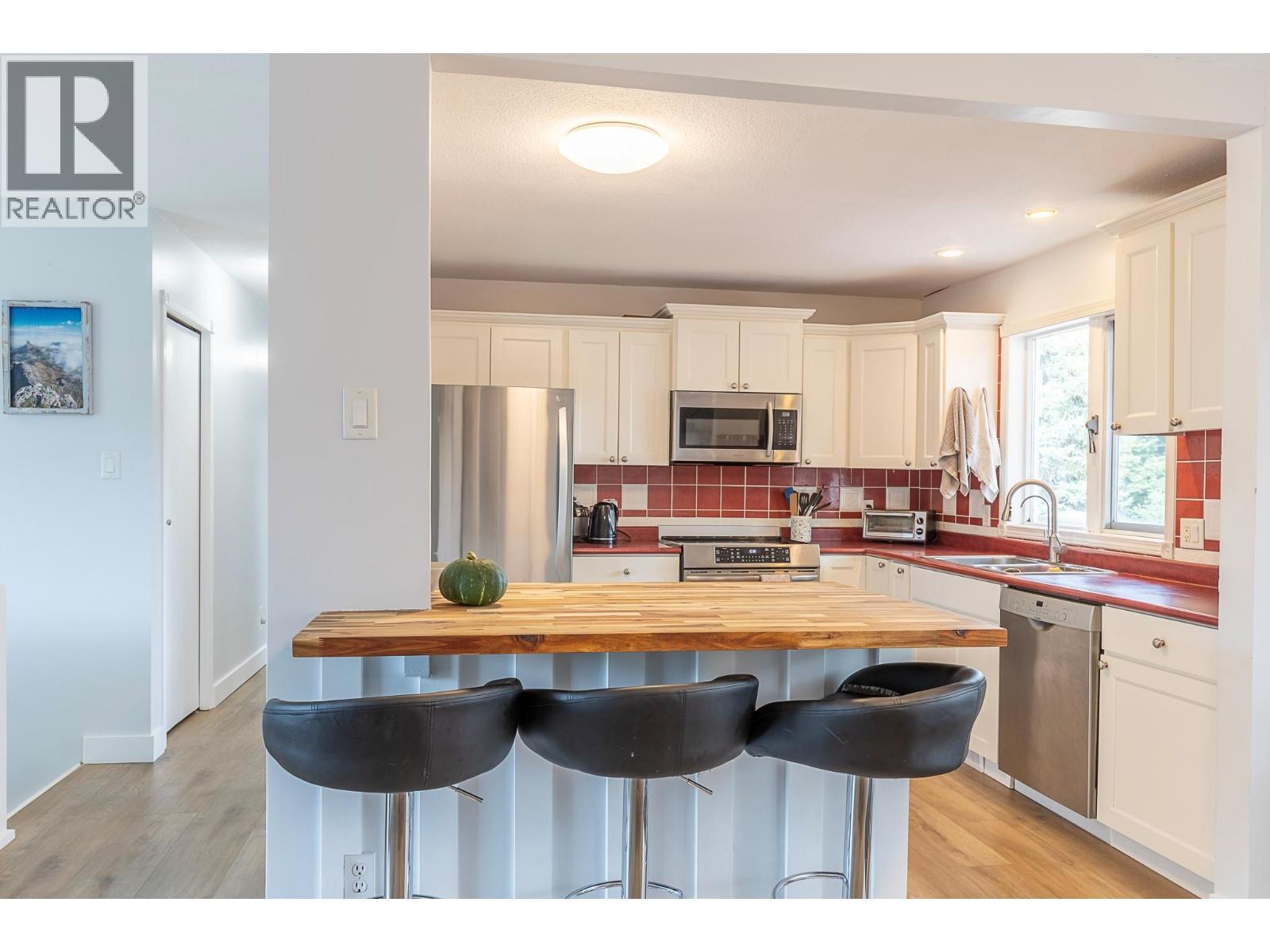 2401 40 Avenue, Vernon, BC - Indoor Photo Showing Kitchen