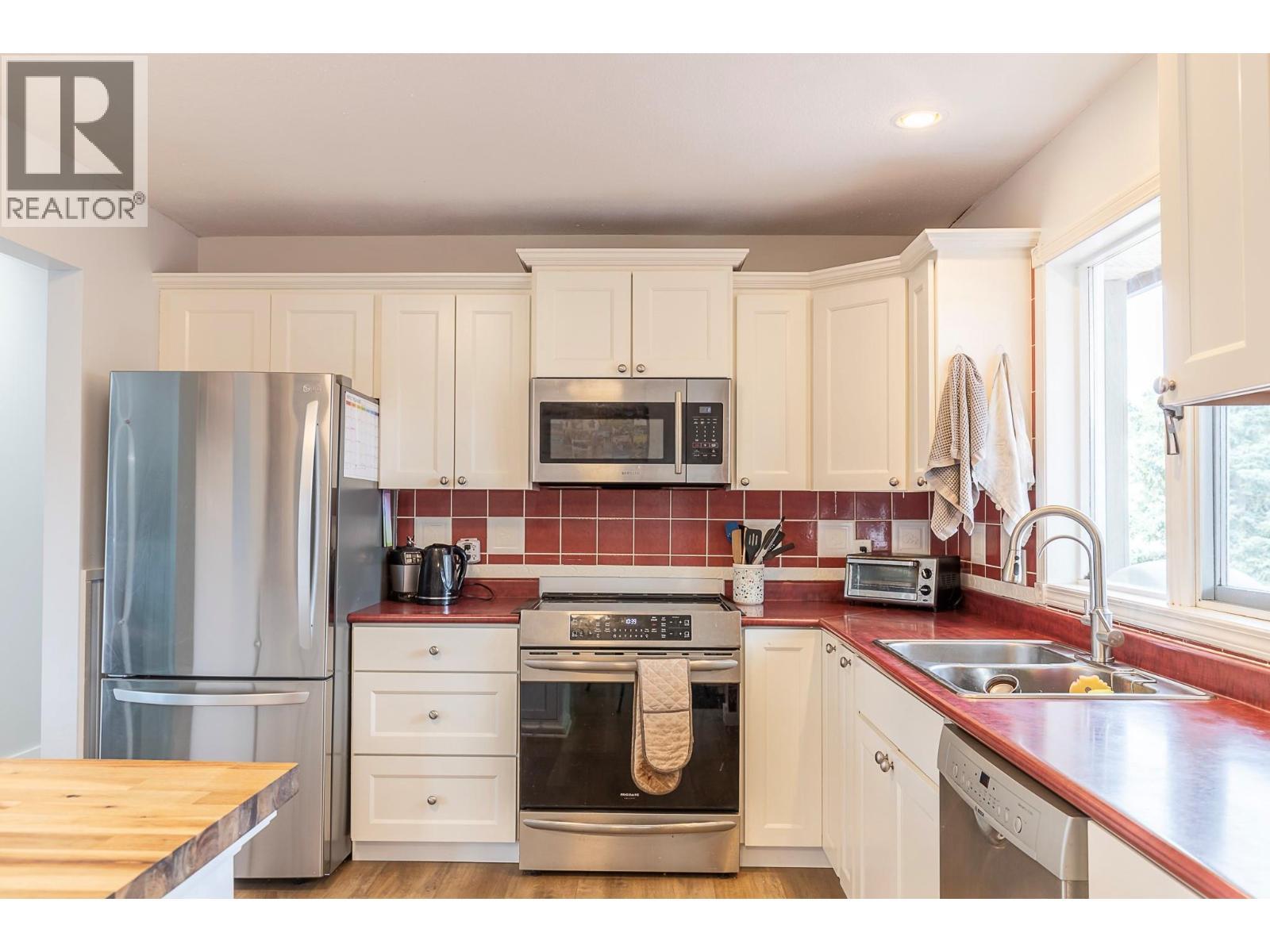 Kitchen - 2401 40 Avenue, Vernon, BC - Indoor Photo Showing Kitchen With Double Sink