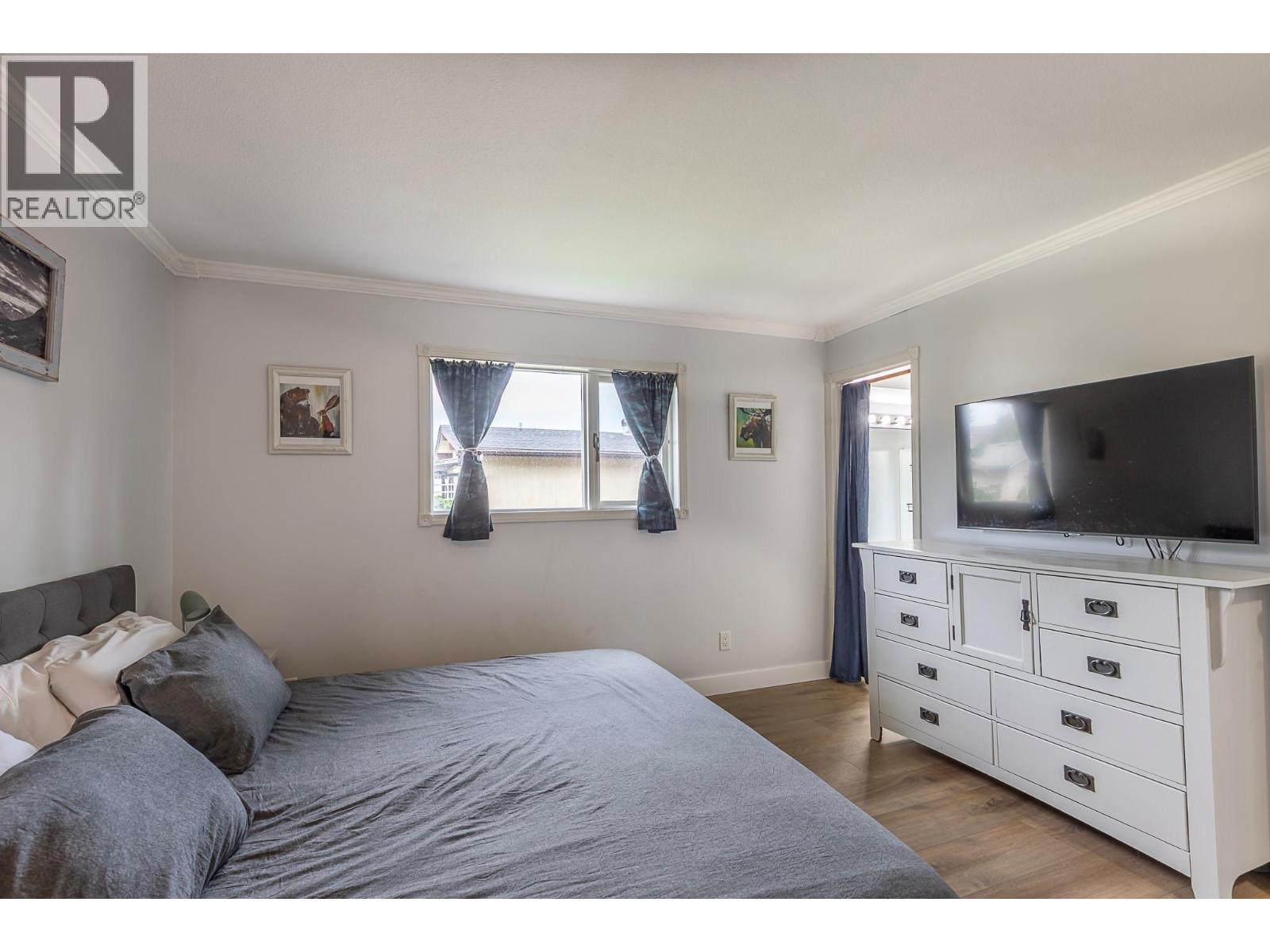 2401 40 Avenue, Vernon, BC - Indoor Photo Showing Bedroom