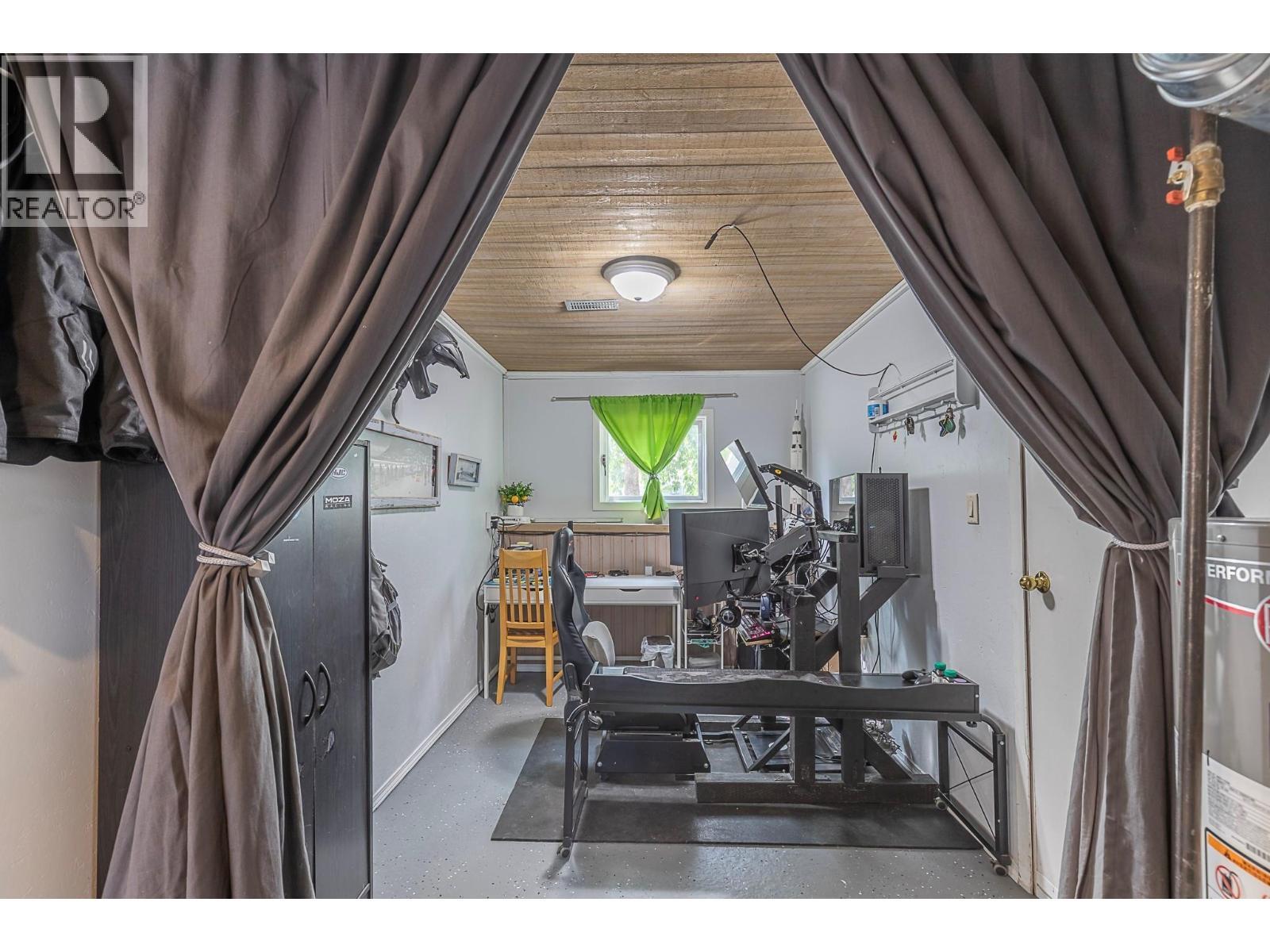 2401 40 Avenue, Vernon, BC - Indoor Photo Showing Other Room