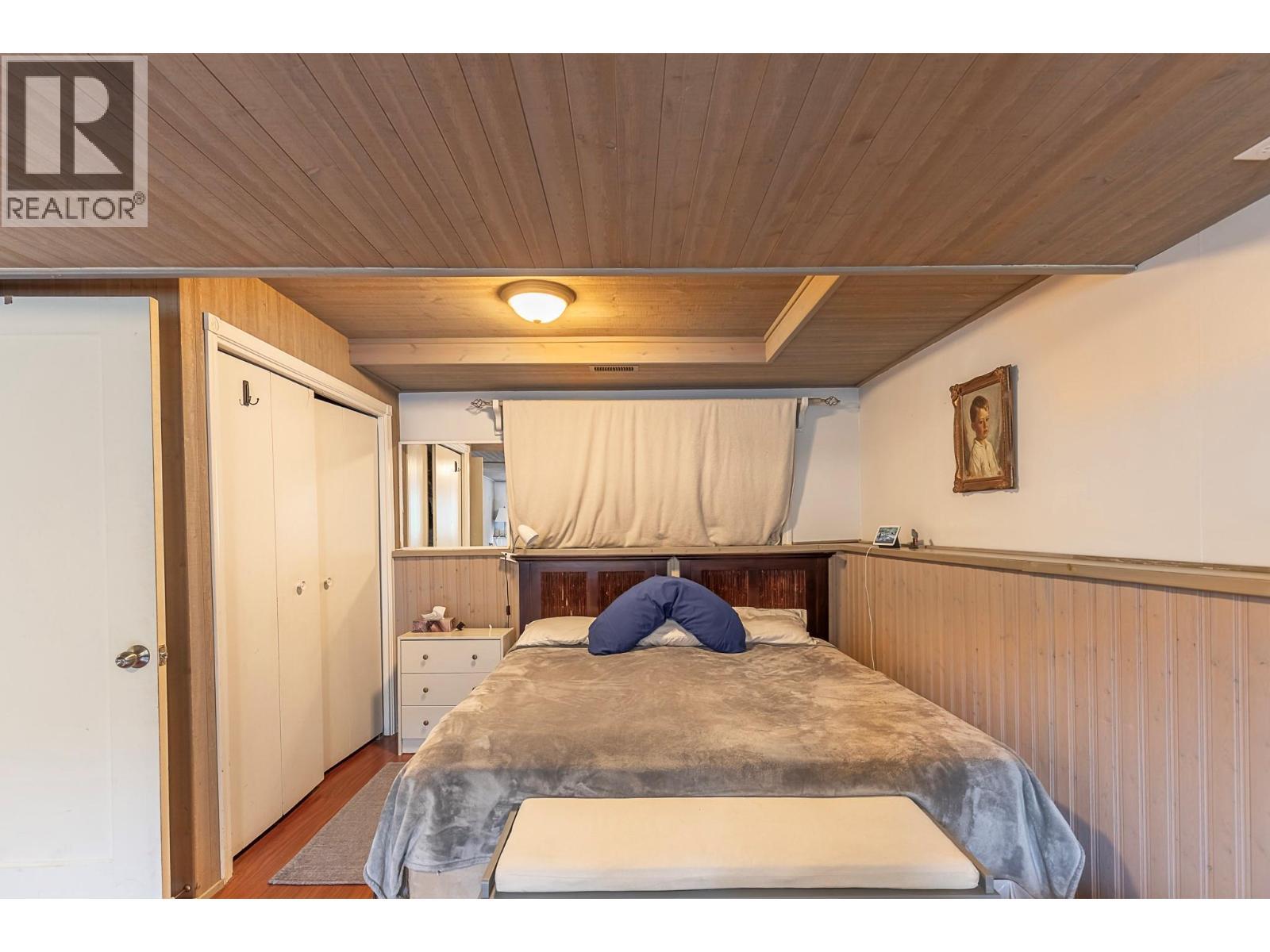 2401 40 Avenue, Vernon, BC - Indoor Photo Showing Bedroom