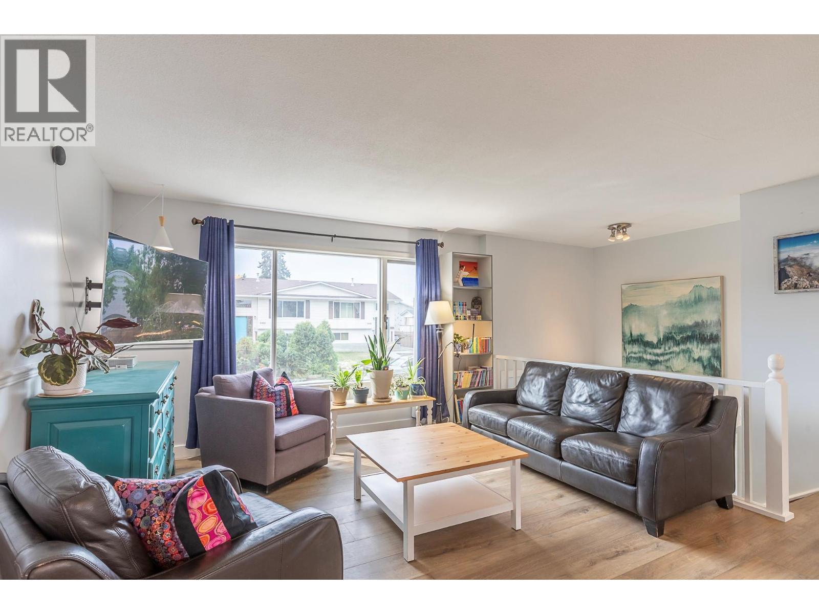 Living Room - 2401 40 Avenue, Vernon, BC - Indoor Photo Showing Living Room