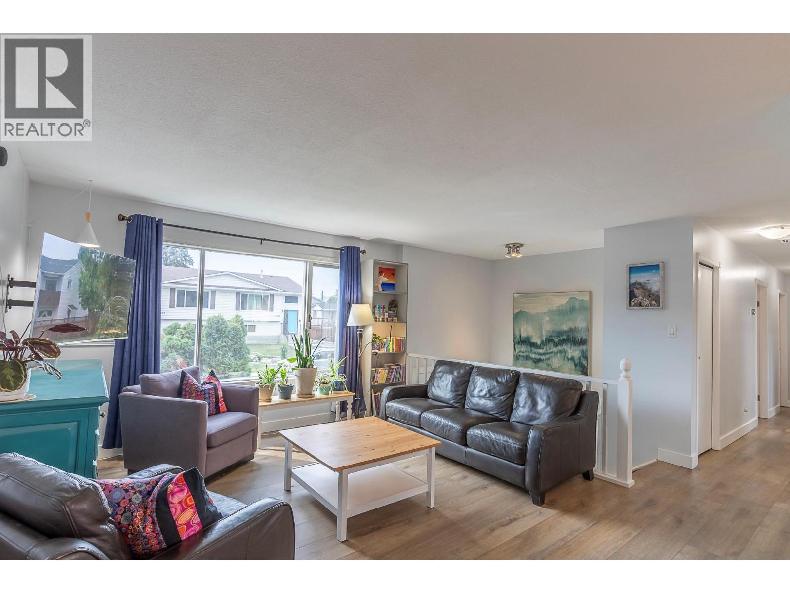 2401 40 Avenue, Vernon, BC - Indoor Photo Showing Living Room