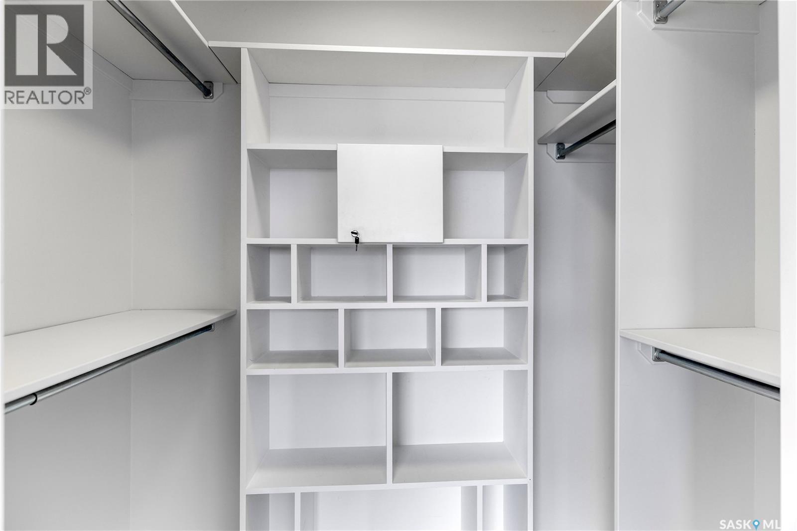 1105 1867 Hamilton Street, Regina, SK - Indoor With Storage