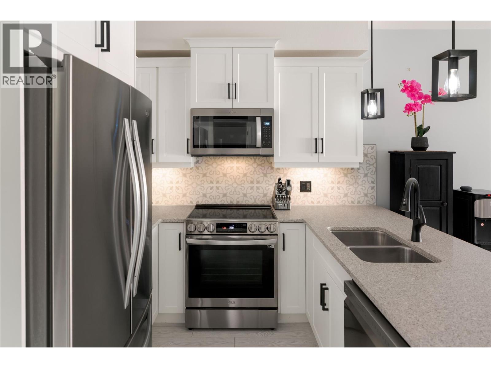 3359 Cougar Road Unit# 45, Westbank, BC - Indoor Photo Showing Kitchen With Double Sink With Upgraded Kitchen