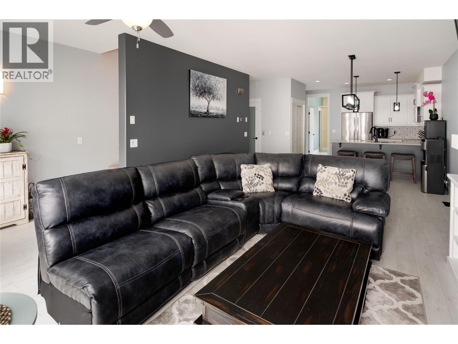 3359 Cougar Road Unit# 45, Westbank, BC - Indoor Photo Showing Living Room