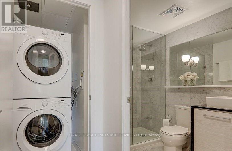 Th7 - 121 Mcmahon Drive, Toronto, ON - Indoor Photo Showing Laundry Room