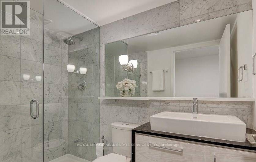Th7 - 121 Mcmahon Drive, Toronto, ON - Indoor Photo Showing Bathroom