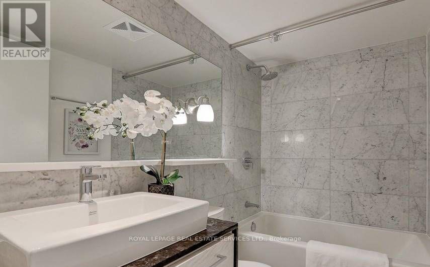 Th7 - 121 Mcmahon Drive, Toronto, ON - Indoor Photo Showing Bathroom