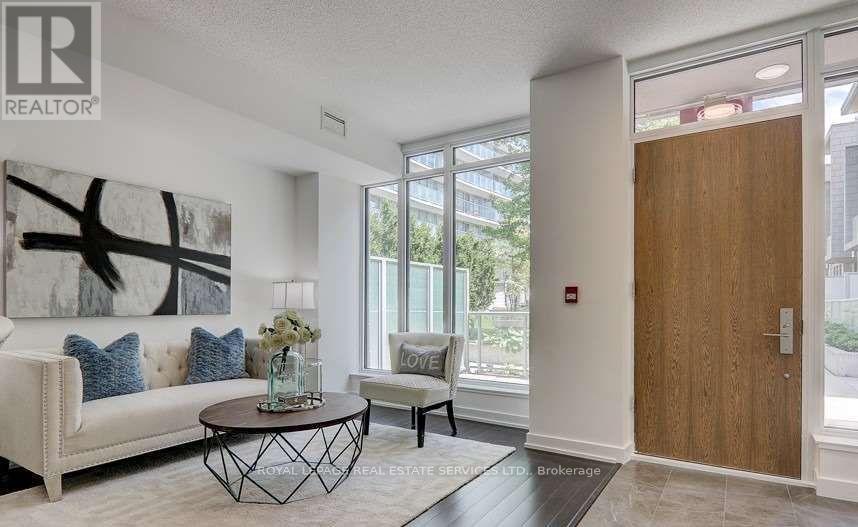 Th7 - 121 Mcmahon Drive, Toronto, ON - Indoor Photo Showing Living Room