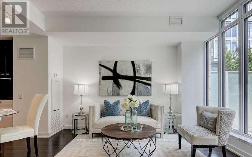 Th7 - 121 Mcmahon Drive, Toronto, ON - Indoor Photo Showing Living Room