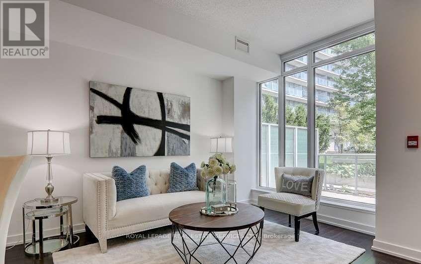 Th7 - 121 Mcmahon Drive, Toronto, ON - Indoor Photo Showing Living Room