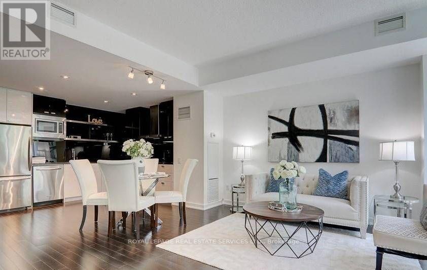 Th7 - 121 Mcmahon Drive, Toronto, ON - Indoor