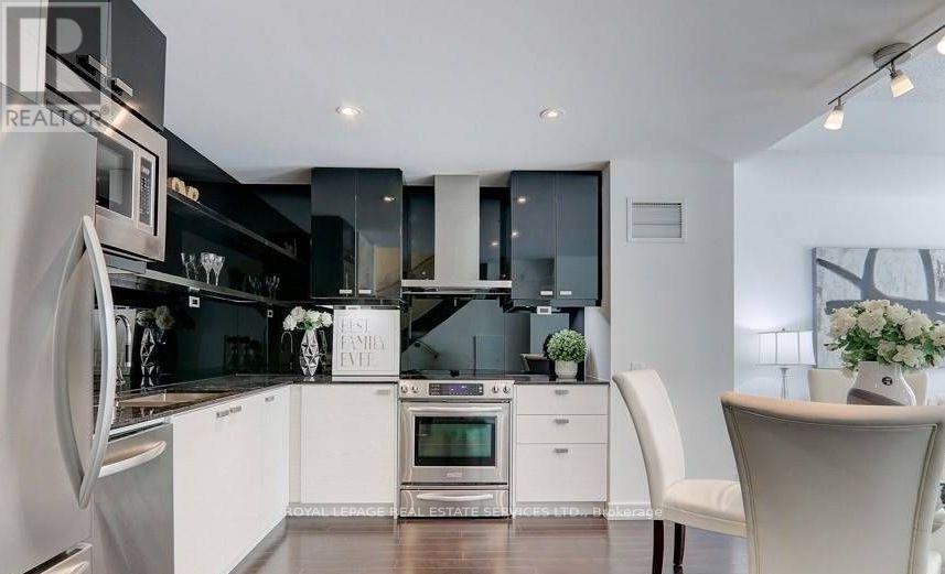 Th7 - 121 Mcmahon Drive, Toronto, ON - Indoor Photo Showing Kitchen