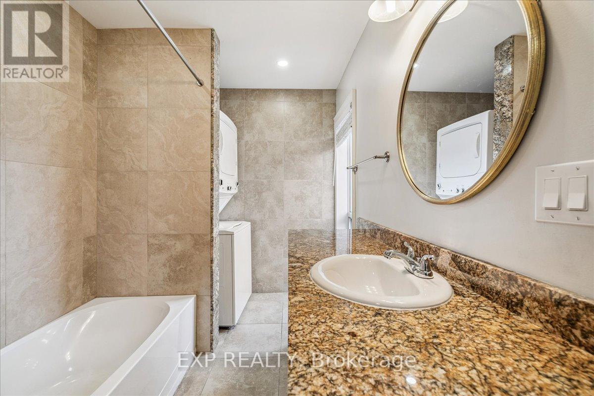 Second Floor 4-pc Bathroom - 29 Case Street, Hamilton, ON - Indoor Photo Showing Bathroom