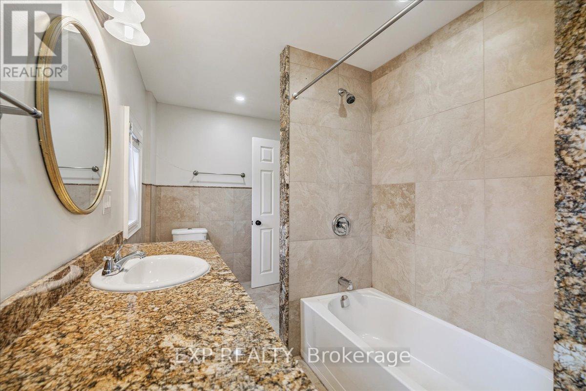 Second Floor 4-pc Bathroom - 29 Case Street, Hamilton, ON - Indoor Photo Showing Bathroom