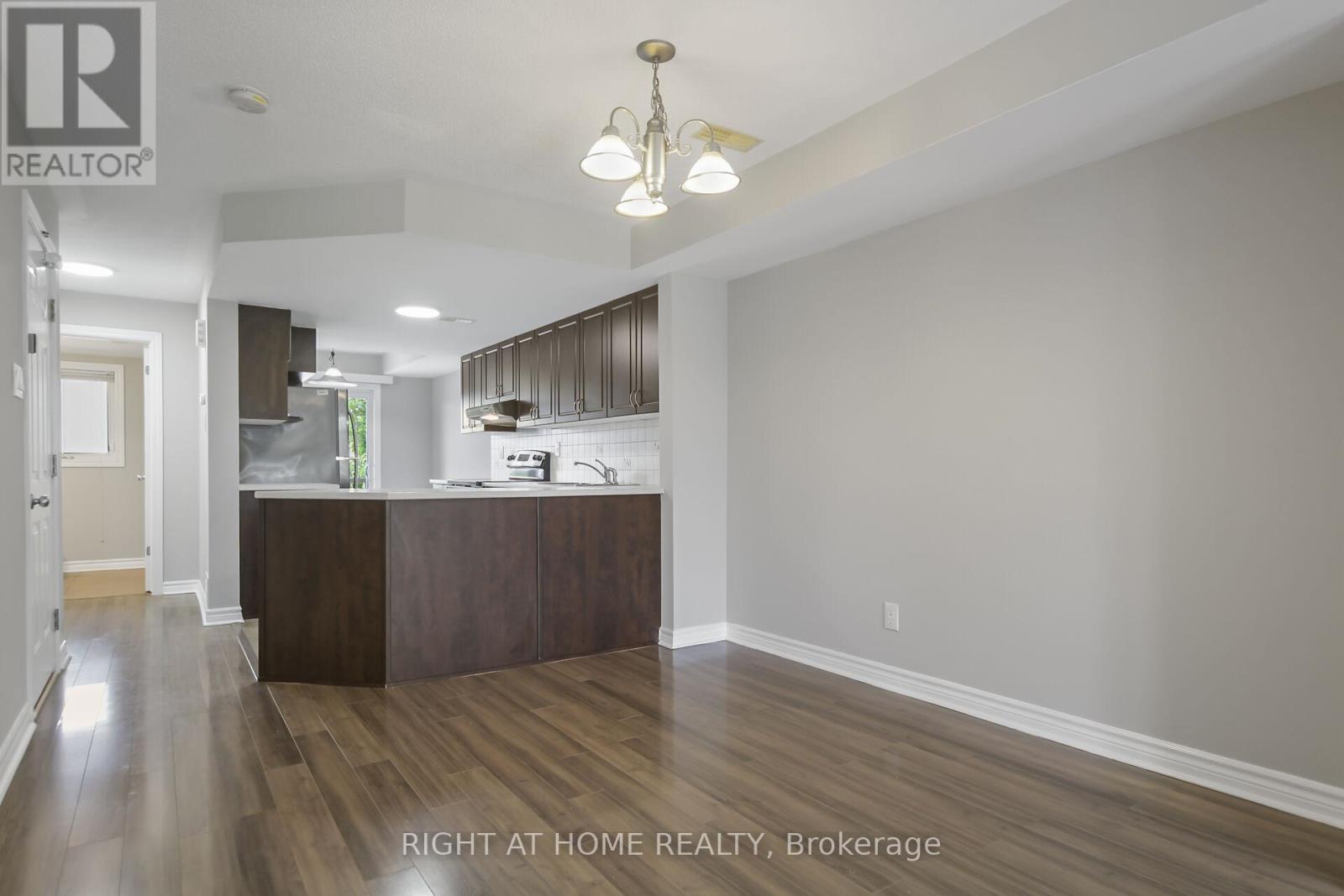 B - 1120 Klondike Road, Ottawa, ON - Indoor Photo Showing Kitchen