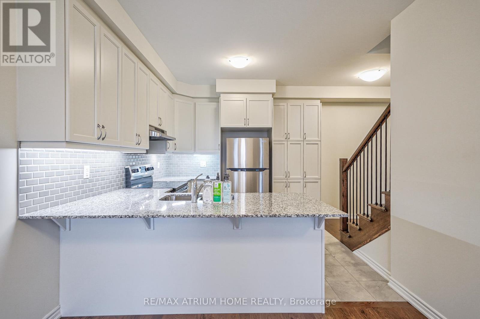 4 Thomas Frisby Jr. Crescent, Markham, ON - Indoor Photo Showing Kitchen With Upgraded Kitchen