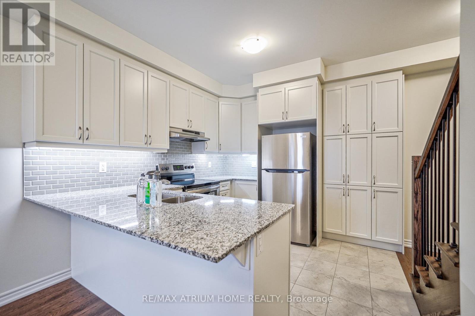 4 Thomas Frisby Jr. Crescent, Markham, ON - Indoor Photo Showing Kitchen With Upgraded Kitchen
