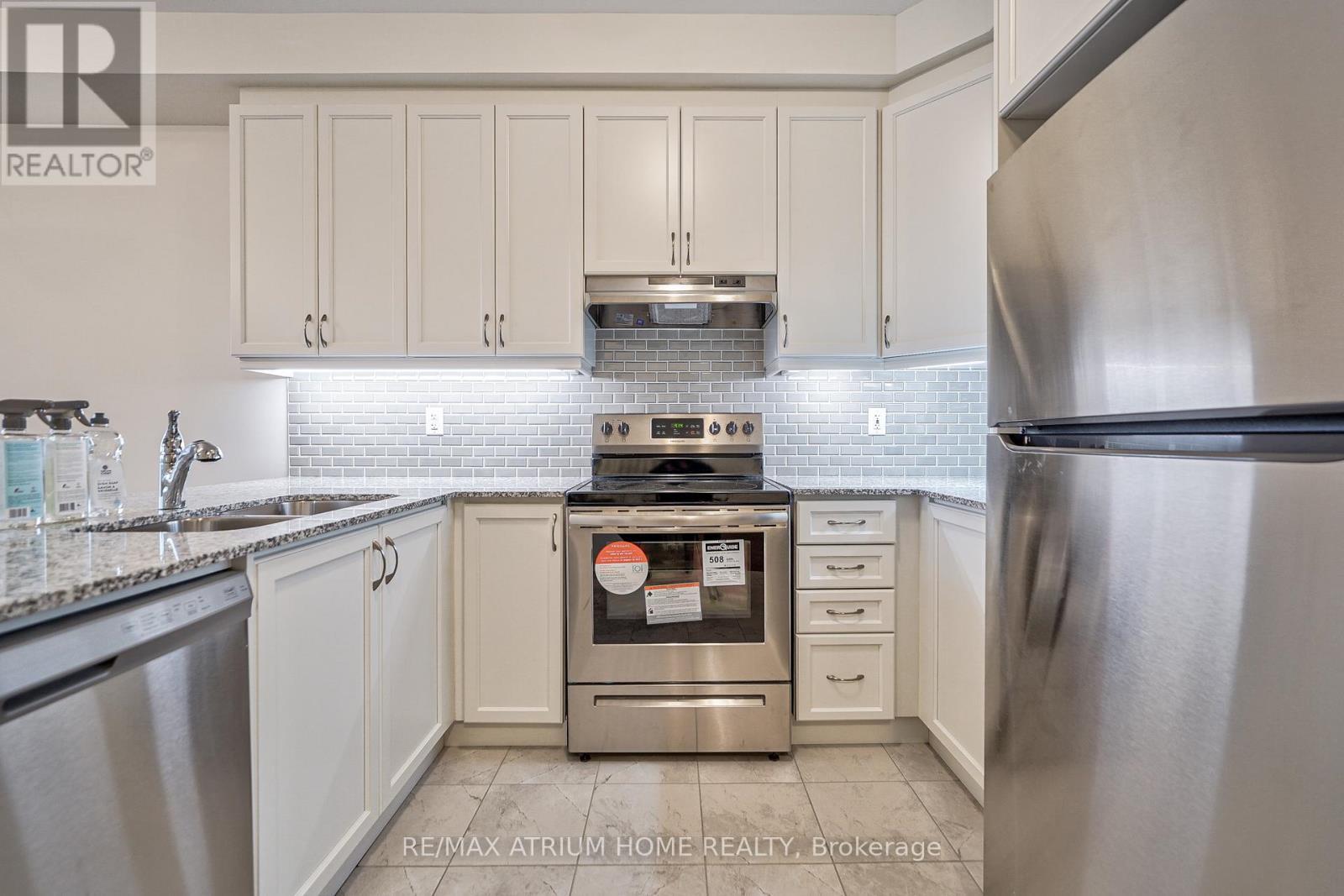 4 Thomas Frisby Jr. Crescent, Markham, ON - Indoor Photo Showing Kitchen With Double Sink With Upgraded Kitchen