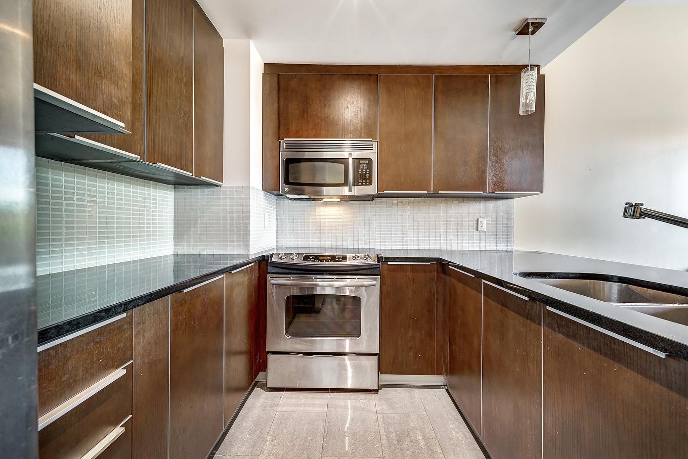 Kitchen - 312-1010 Rue Ste-Catherine E., Montréal (Ville-Marie), QC - Indoor Photo Showing Kitchen With Double Sink With Upgraded Kitchen