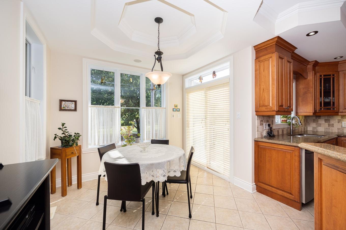 Dinette - 4402 Rue Martin-Plouffe, Laval (Chomedey), QC - Indoor