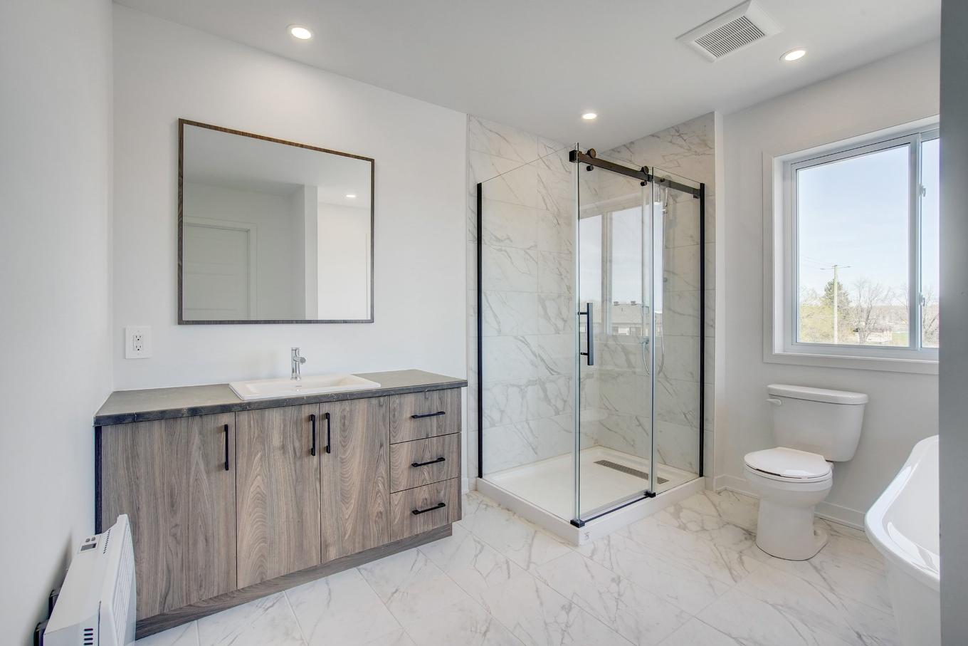 Bathroom - B-68 Rue Lasselle, Huntingdon, QC - Indoor Photo Showing Bathroom