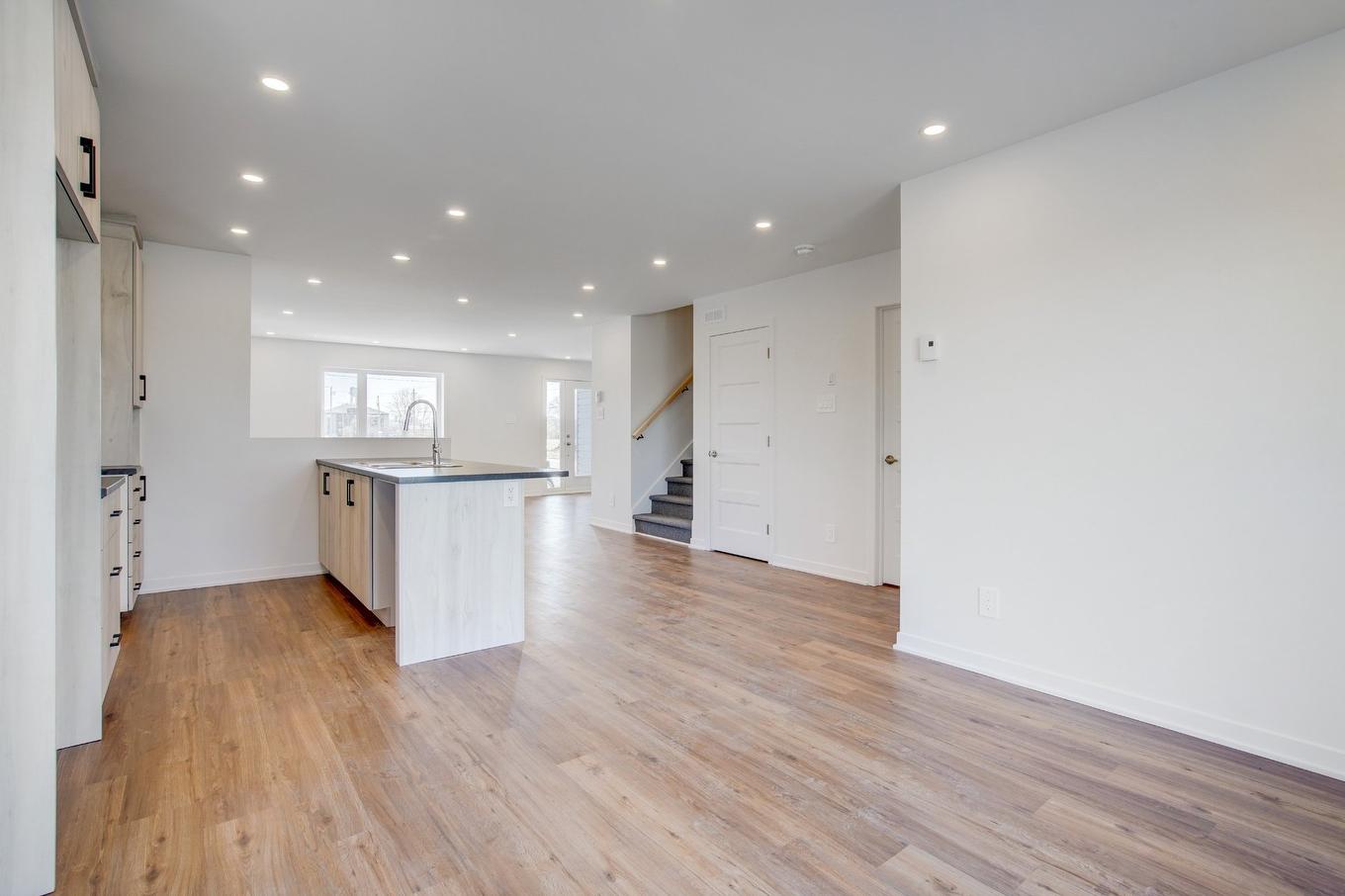 Overall view - B-68 Rue Lasselle, Huntingdon, QC - Indoor Photo Showing Kitchen