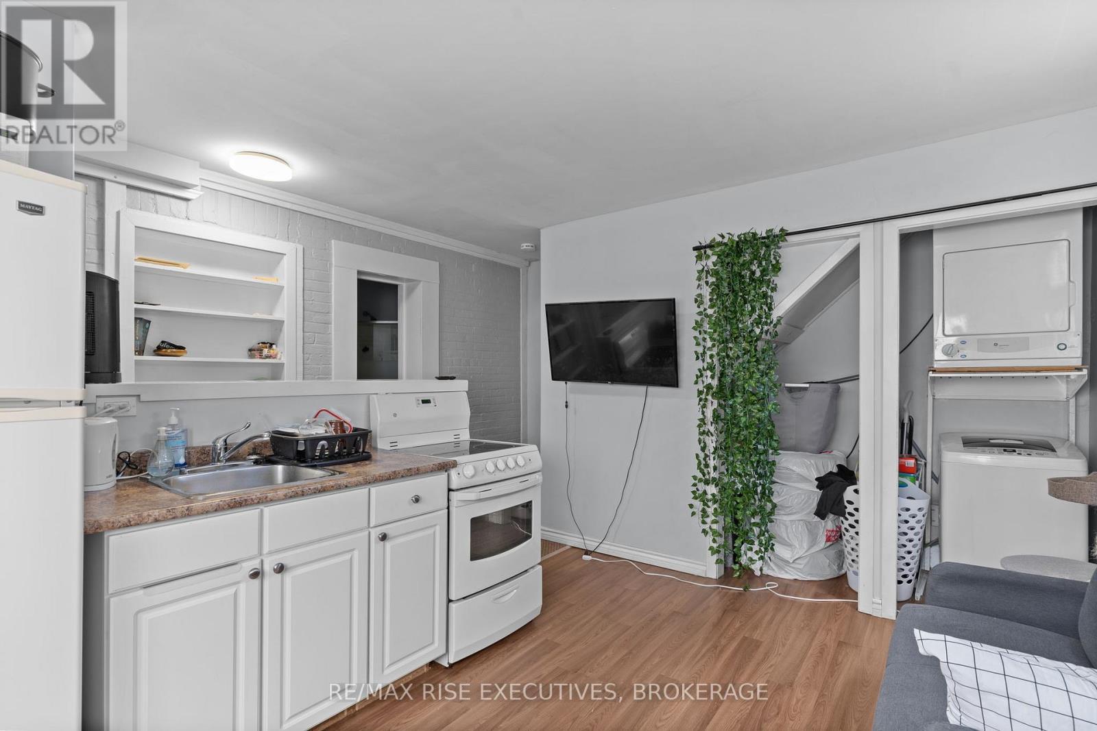 341 Division Street, Kingston (East Of Sir John A. Blvd), ON - Indoor Photo Showing Kitchen