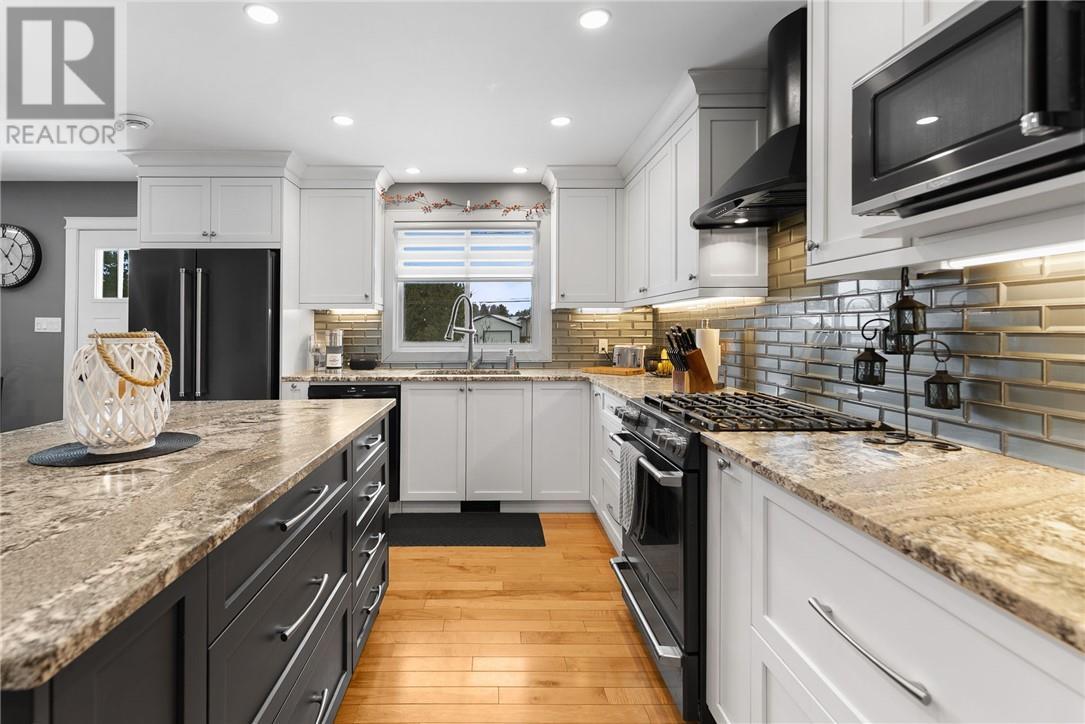 4038 Velma Street, Val Caron, ON - Indoor Photo Showing Kitchen With Upgraded Kitchen